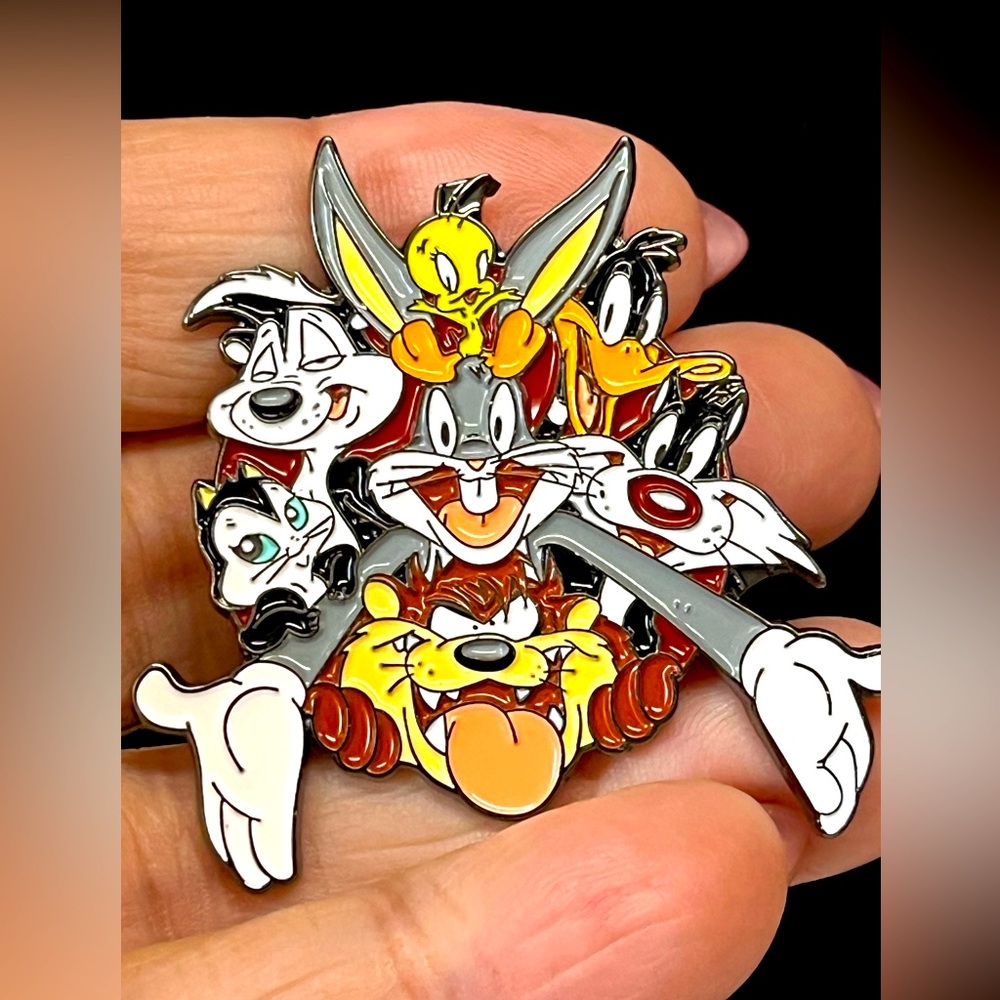large Looney tunes  cast TV cartoon series pin/brooch-lapel